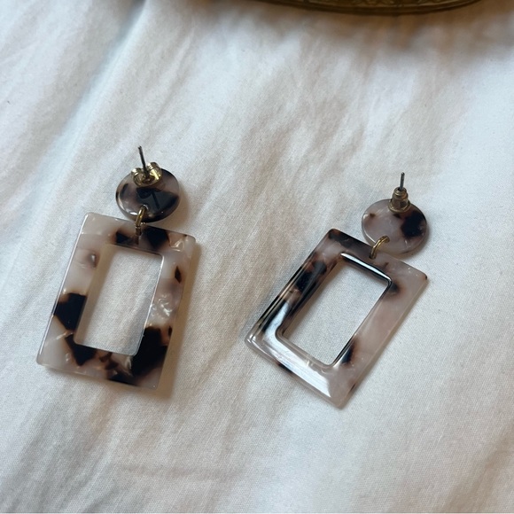 Plastic Tortoise Pattern Rectangular Earrings - Picture 4 of 4